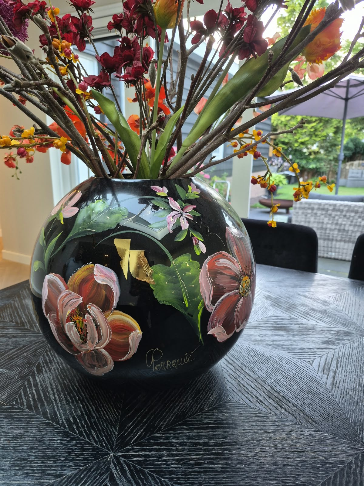 Handbeschilderde vaas met bloemen