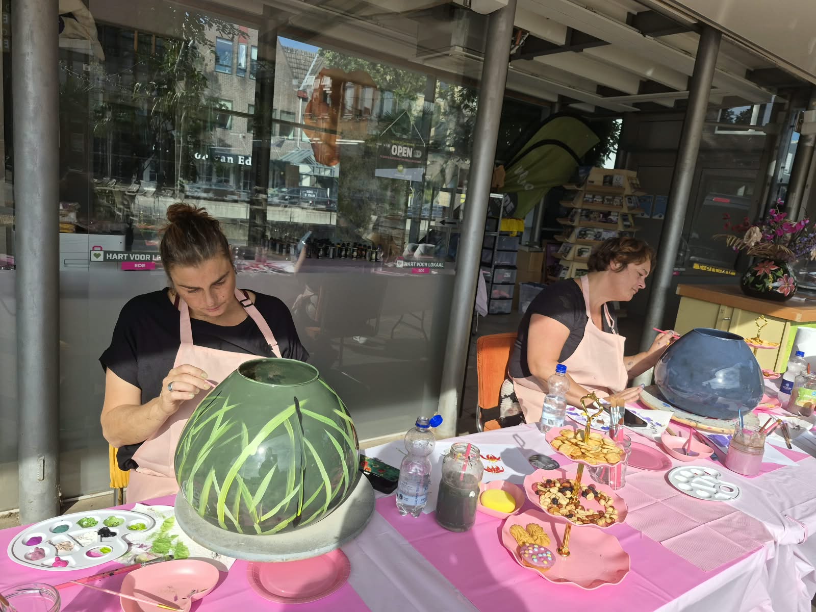 Beschilderde vazen tijdens een workshop